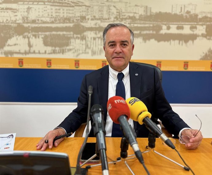 El alcalde de Talavera atiende a los medios, José Julián Gregorio.