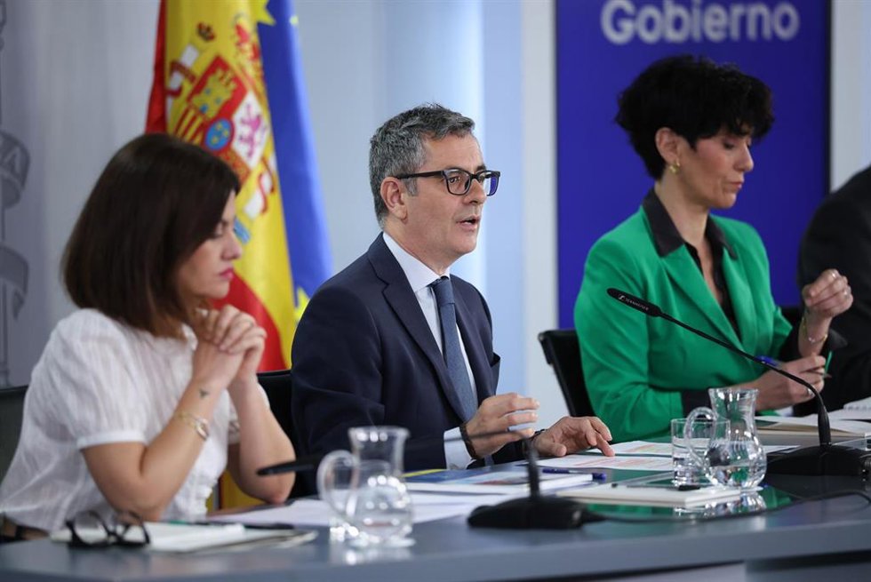 (I-D) La ministra de Juventud e Infancia, Sira Rego; el ministro de la Presidencia, Justicia y Relaciones con las Cortes, Félix Bolaños, y la ministra de Inclusión, Seguridad Social y Migraciones y portavoz del Gobierno, Elma Saiz.