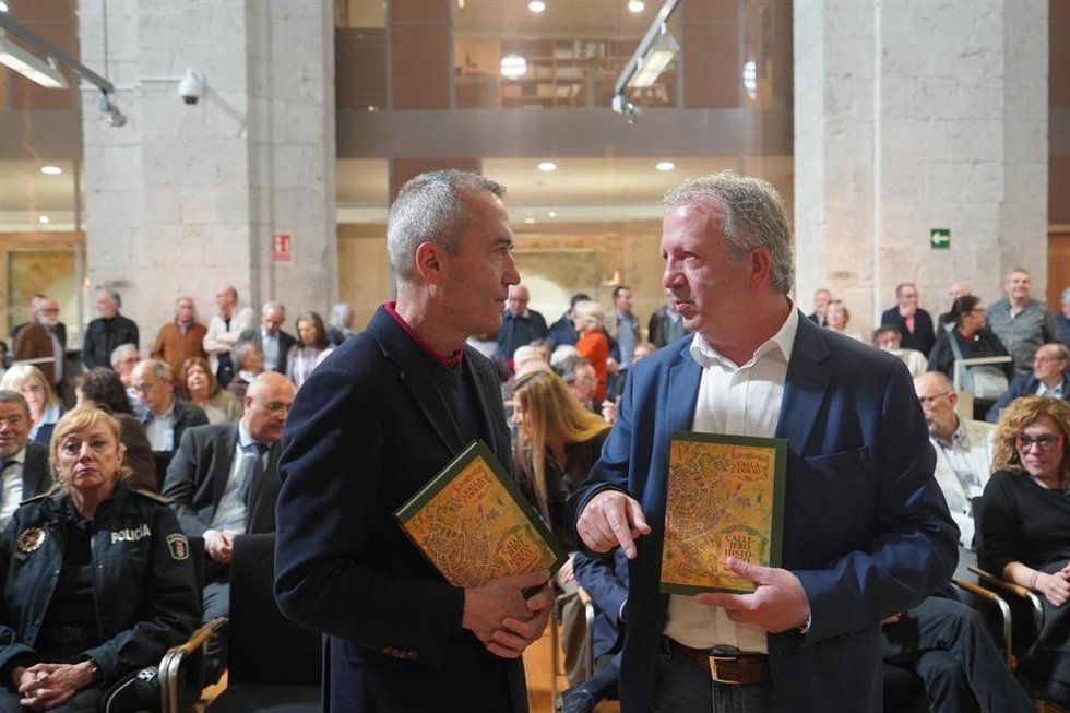 El concejal de Urbanismo y Vivienda del Ayuntamiento de Valladolid, Jesús Julio Carnero, y el delineante Roberto Delgado, autor del Callejero Histórico de la ciudad.