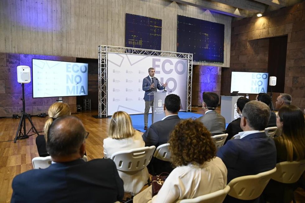 El vicepresidente del Gobierno de Canarias, Manuel Domínguez, en la presentación de una herramienta de IA para agilizar trámites en la administración