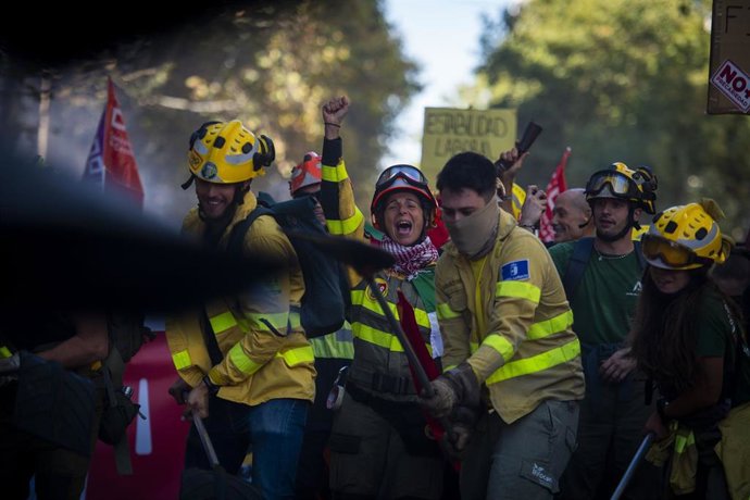 Archivo - Manifestación de bomberos forestales convocada por la Plataforma de Asociaciones y Sindicatos de Bomberos Forestales (PASBF), a 18 de octubre de 2025, en Madrid (España). 