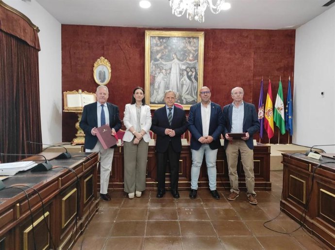El presidente de la Diputación de Córdoba, Salvador Fuentes (centro), en la firma del acuerdo.