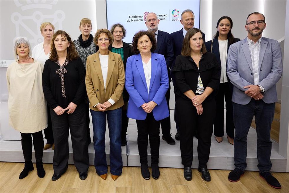 La presidenta de Navarra, María Chivite, junto a representantes de las entidades firmantes del preacuerdo para el primer convenio colectivo de las residencias y centros de día