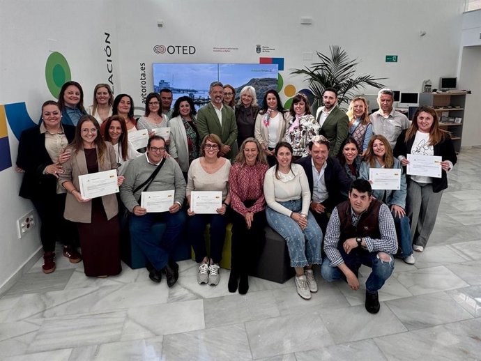 La delegada de la Junta de Andalucía en Cádiz, Mercedes Colombo, junto al alumnado del programa de Empleo y Formación 'Administración Sostenible Astaroth', desarrollado en Rota