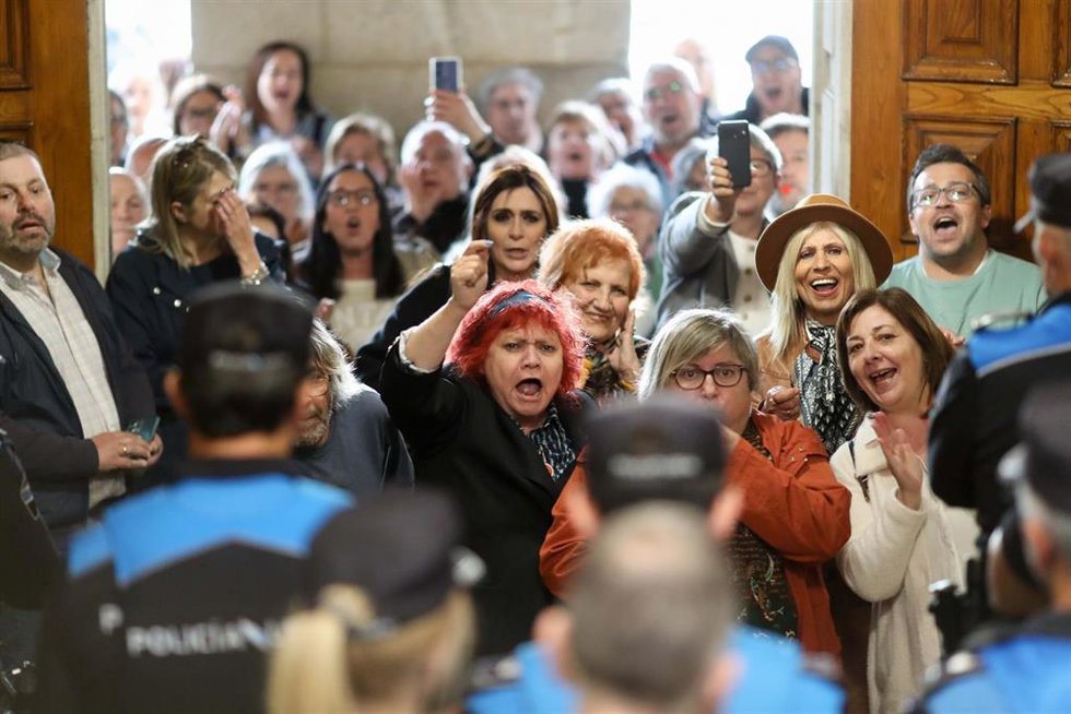 Varios vecinos interrumpen el último pleno ordinario en Lugo antes de la moción de censura el próximo 7 de mayo, en el Ayuntamiento de Lugo, a 30 de abril de 2026, en Lugo, Galicia.