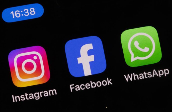 Archivo - FILED - 16 May 2024, Mecklenburg-Western Pomerania, Schwerin: The Instagram, Facebook and WhatsApp apps can be seen on the display of a smartphone.  The European Commission has fined Facebook parent company Meta ·797.72 million ($841 million) fo