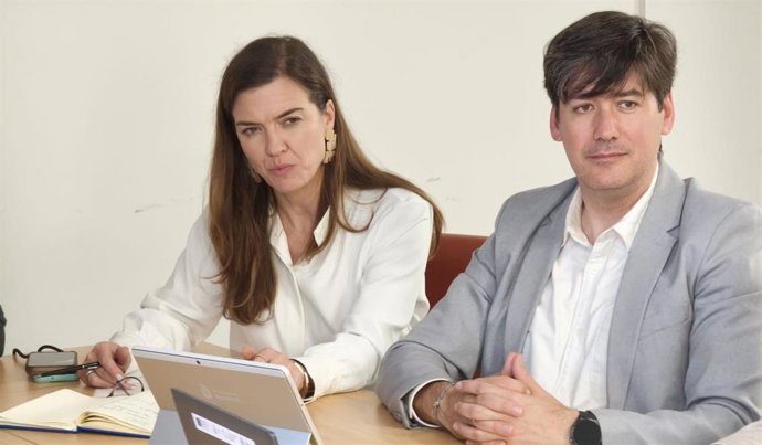 La gerente del Servicio Público de Empleo (Sepepa), Begoña López, y el consejero de Ciencia, Industria y Empleo, Borja Sánchez, en la reunión del consejo rector del Servicio de Empleo del Principado de Asturias (Sepepa).
