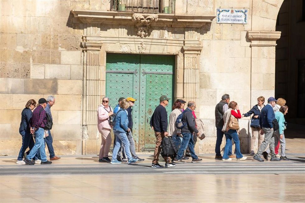 Archivo - Imagen de archivo de turistas en el centro de Alicante