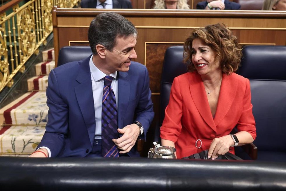 Archivo - El presidente del Gobierno, Pedro Sánchez, y la vicepresidenta primera y ministra de Hacienda, María Jesús Montero, durante una sesión de control al Gobierno, en el Congreso, a 25 de marzo de 2026, en Madrid (España).