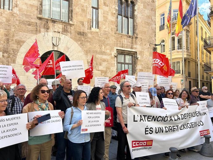 Pensionistas protestan ante la Generalitat