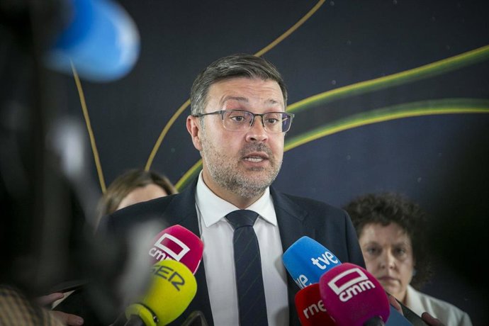 El consejero de Educación, Cultura y Deportes de Castilla-La Mancha, Amador Pastor, atiende a los medios antes de su participación en el pleno del Consejo Regional de Formación Profesional.