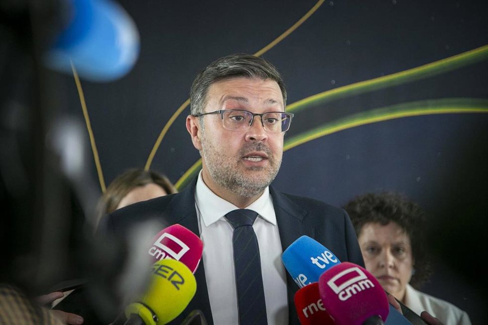 El consejero de Educación, Cultura y Deportes de Castilla-La Mancha, Amador Pastor, atiende a los medios antes de su participación en el pleno del Consejo Regional de Formación Profesional.