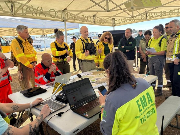 Archivo - El delegado del Gobierno andaluz en Sevilla, Ricardo Sánchez, se deplaza a un Puesto de Mando Avanzado en El Garrobo con ocasión de un simulacro de incendio forestal.