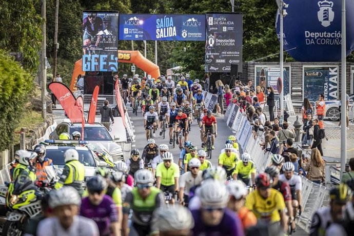 Archivo - Salida del Gran Fondo Ézaro 2025, que en 2026 se traslada al 3 de octubre por la presión turística