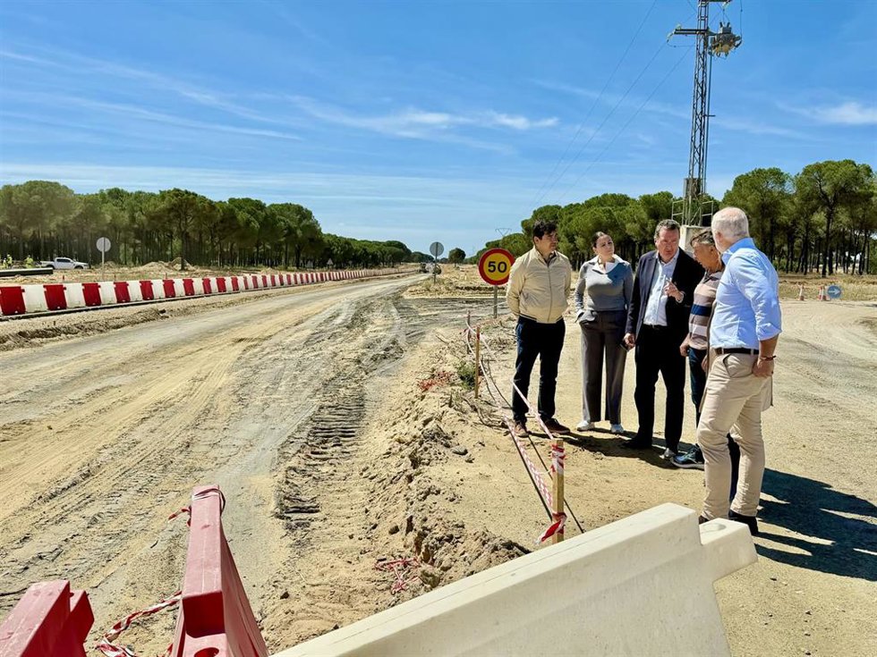 El candidato número dos del Partido Popular por la provincia de Huelva a las elecciones andaluzas, Manuel Andrés González, en las obras del tercer carril Almonte-El Rocío.