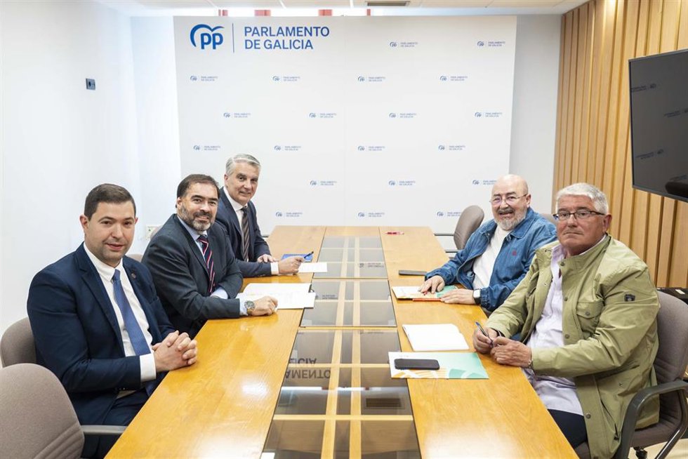 El portavoz parlamentario del PPdeG, Alberto Pazos, junto a otros cargos del PP, se reúne con los responsables del sindicato Unións Agrarias