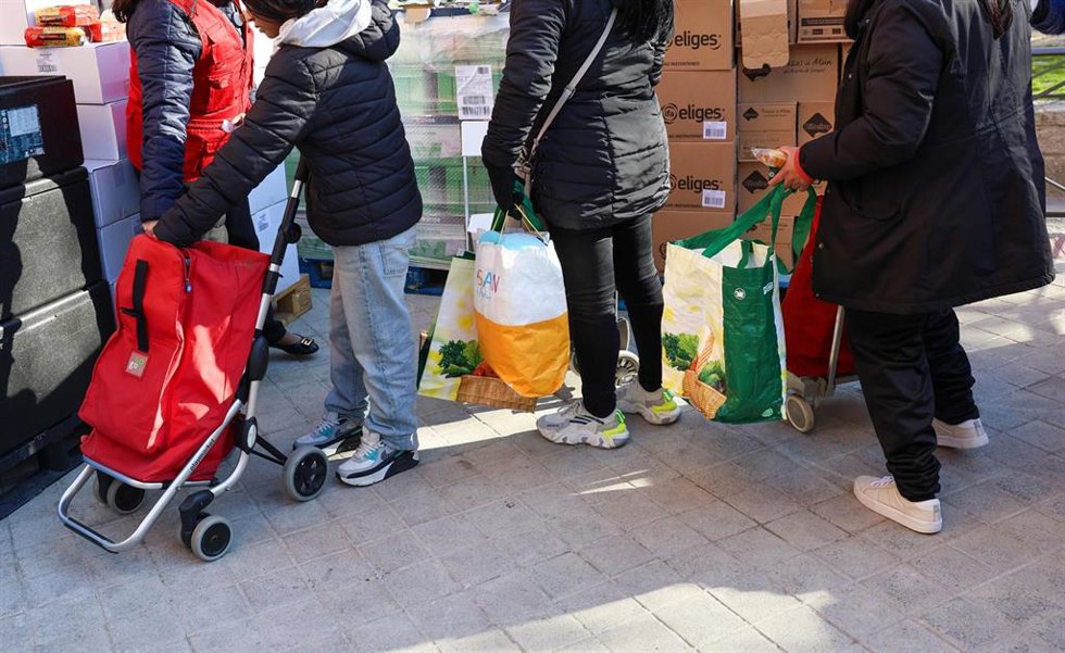 Archivo - La Fundación Madrina reparte alimentos materno infantiles para niños y madres de familias vulnerables, en la Plaza de San Amaro, a 30 de diciembre de 2025, en Madrid (España).