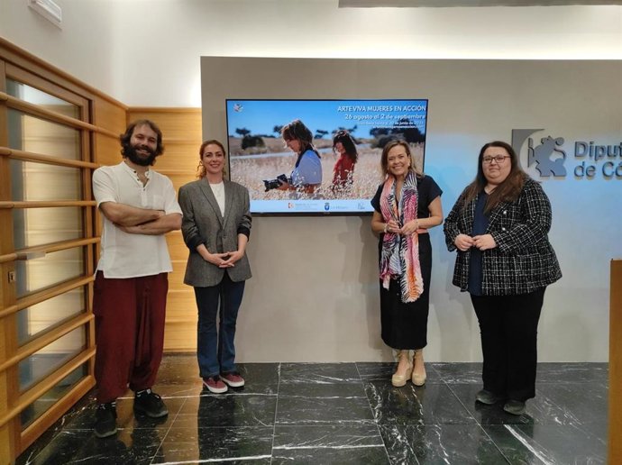 La delegada de Igualdad, Auxiliadora Moreno (segunda por la dcha.), en la presentación de la residencia artística de mujeres 'Arte Viva'.