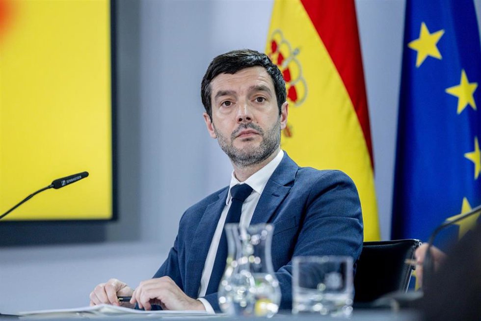 Archivo - El ministro de Consumo y Agenda 2030, Pablo Bustinduy, durante una rueda de prensa tras el Consejo de Ministros, a 24 de febrero de 2026, en Madrid (España).