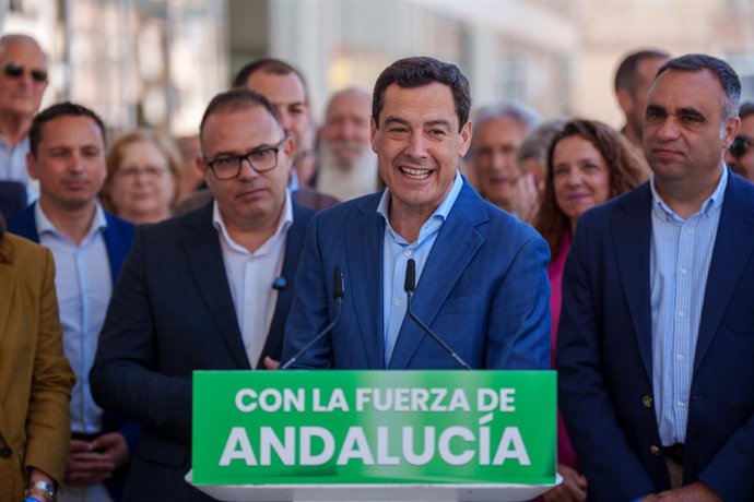 O presidente do PP da Andaluzia e candidato à reeleição para a Presidência do Governo Regional, Juanma Moreno, faz uma declaração à imprensa antes de visitar o mercado de Almuñécar (Granada). Em 5 de maio de 2026, em Granada (Andaluzia, Espanha). J