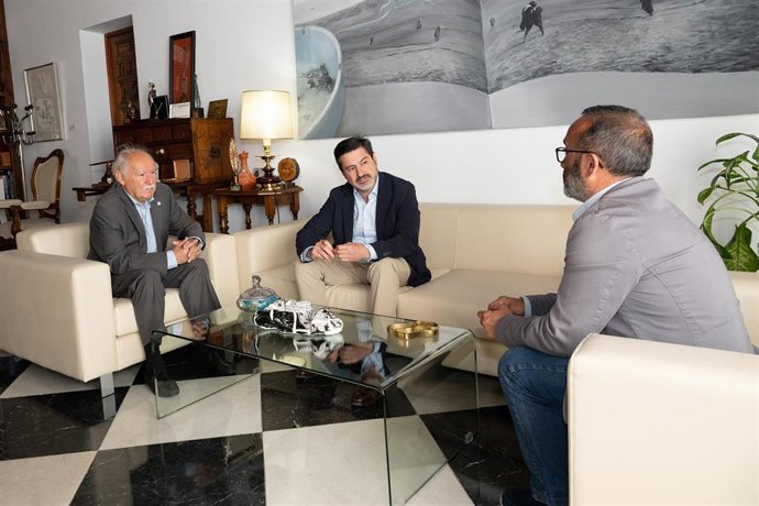 El presidente de la Diputación de Cáceres, Miguel Ángel Morales, con Jesús Usón y el doctor José Luis Peiró