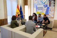 Albares se reúne con la pareja del español de la flotilla a Gaza detenido por Israel