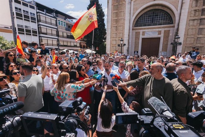 El presidente de Vox, Santiago Abascal, en una atención a los medios de comunicación en Puente Genil (Córdoba).