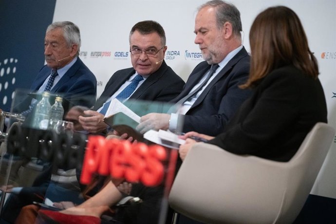 El presidente de AESMIDE, Gerardo Sánchez Revenga, el  delgado de la Agencia Española Espacial, Juan Carlos Sánchez, el secretario general del CNI, Luis García Terán , y la periodista de Europa Press, Leire Guijo, durante la Jornada Seguridad y Defensa 'I