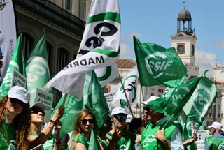 Archivo - Banderas de CSIF en una protesta organizada por el sindicato