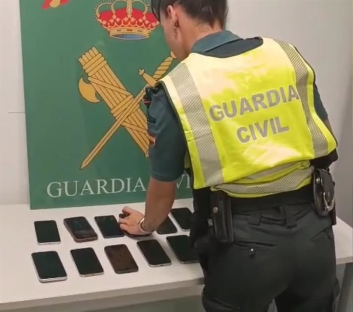 Un agente con los terminales intervenidos.