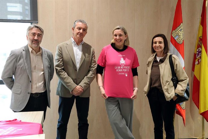 Blanco, con la camiseta de esta edición, junto a los responsables de Asprona Valladolid.