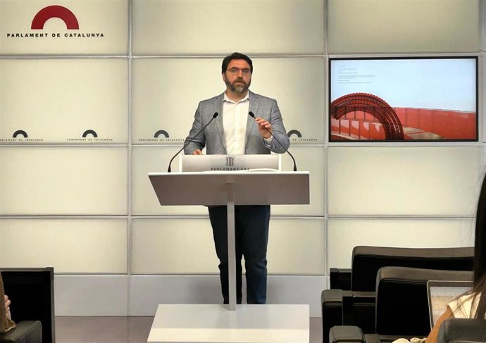 El presidente del PSC-Units en el Parlament, Ferran Pedret, en una rueda de prensa