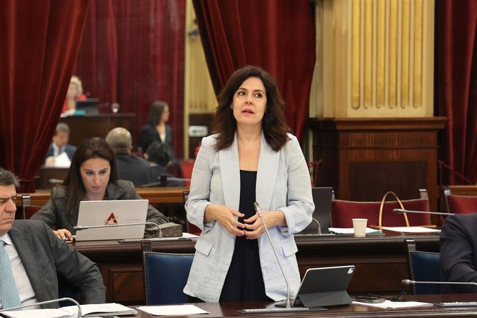 Archivo - La consellera de Familia y Bienestar Social, Sandra Fernández, durante una sesión plenaria en el Parlament balear, a 4 de noviembre de 2025, en Palma de Mallorca, Mallorca, Islas Baleares (España). 