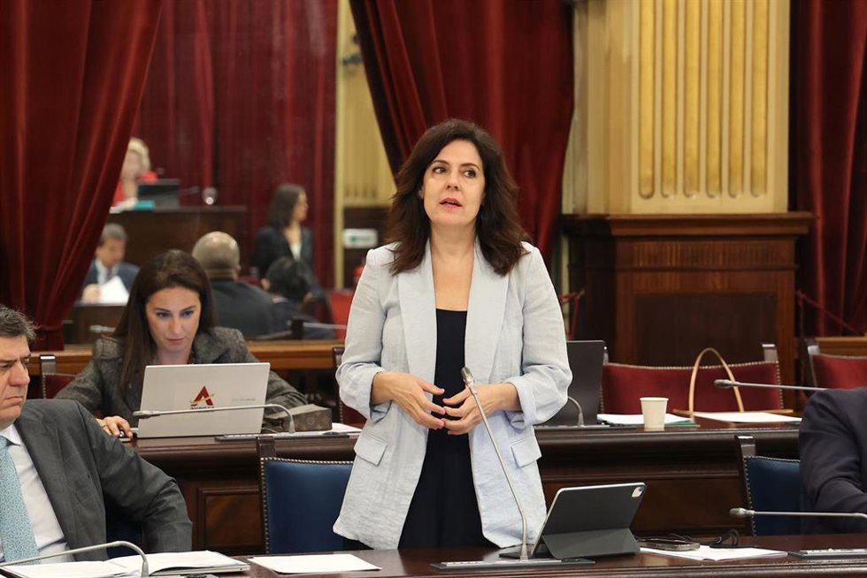 Archivo - La consellera de Familia y Bienestar Social, Sandra Fernández, durante una sesión plenaria en el Parlament balear, a 4 de noviembre de 2025, en Palma de Mallorca, Mallorca, Islas Baleares (España).