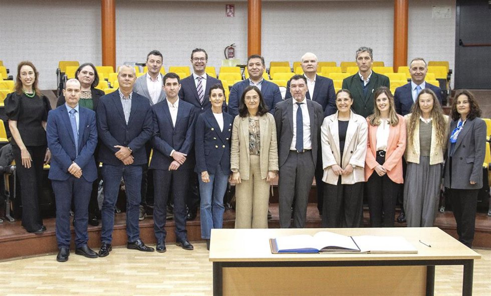 Diez catedráticos y seis profesores titulares de la UC toman posesión de sus cargos.