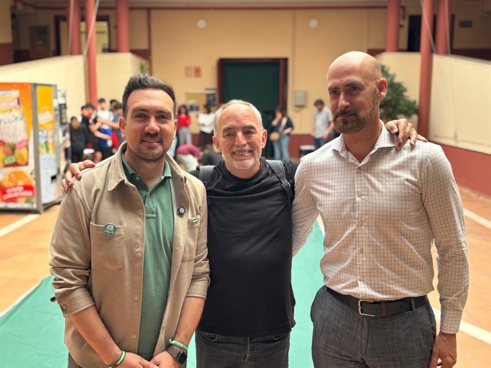 El delegado de Cultura del Ayuntamiento de Alcalá de Guadaíra (Sevilla), Christopher Rivas (i), junto al artista Santiago Castillo y el responsable de Educación, Pablo Chain.