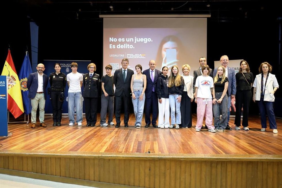 La secretaria de Estado Seguridad, Aina Calvo, y el director general de la Policía, Francisco Pardo, en la presentación de la campaña contra el ciberacoso impulsada con la Fundación Legálitas