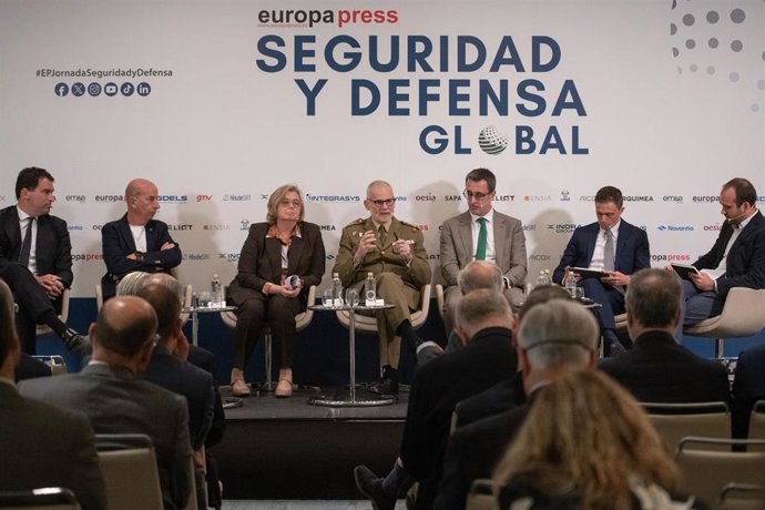 El CEO de INTEGRASYS, Álvaro Sánchez, el CEO  de SATELIOT, Jaume Snpera, la CEO de HISDESAT, Ana María Molina, el director general del CESTIC, el Teniente General José María Millán Martínez, y el presidente de ARQUIMEA, Diego Fernández, durante la Jornada