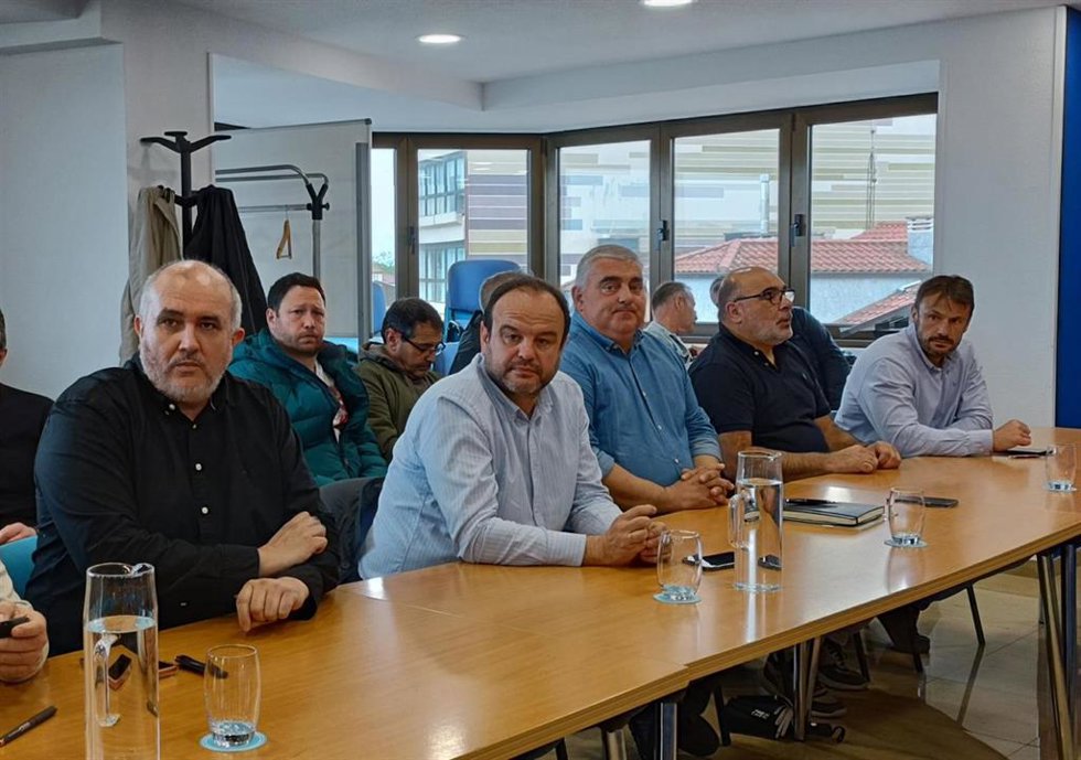 El secretario general de UGT FICA en Asturias, Genaro Martínez, y el secretario general de CCOO de Industria Asturias, Nacho Requena, antes de la firma del convenio de la industria auxiliar del metal asturiano en la sede de Femetal (Gijón).