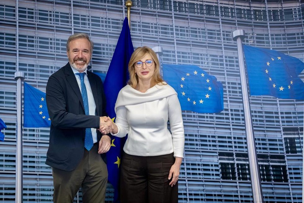 El presidente del Gobierno de Aragón, Jorge Azcón, junto a la comisaria europea de Startups, Investigación e Innovación, Ekaterina Zaharieva.