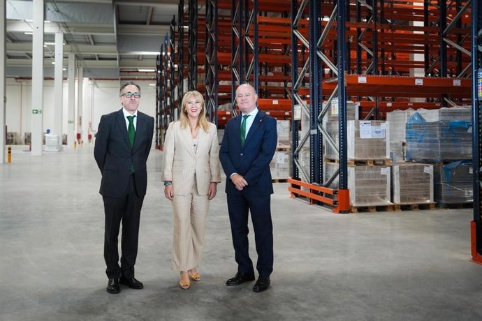 La consejera de Economía, Hacienda, Fondos Europeos y Diálogo Social y portavoz del Gobierno andaluz, Carolina España, en una visita a las nuevas instalaciones de Leroy Merlin en Antequera (Málaga).