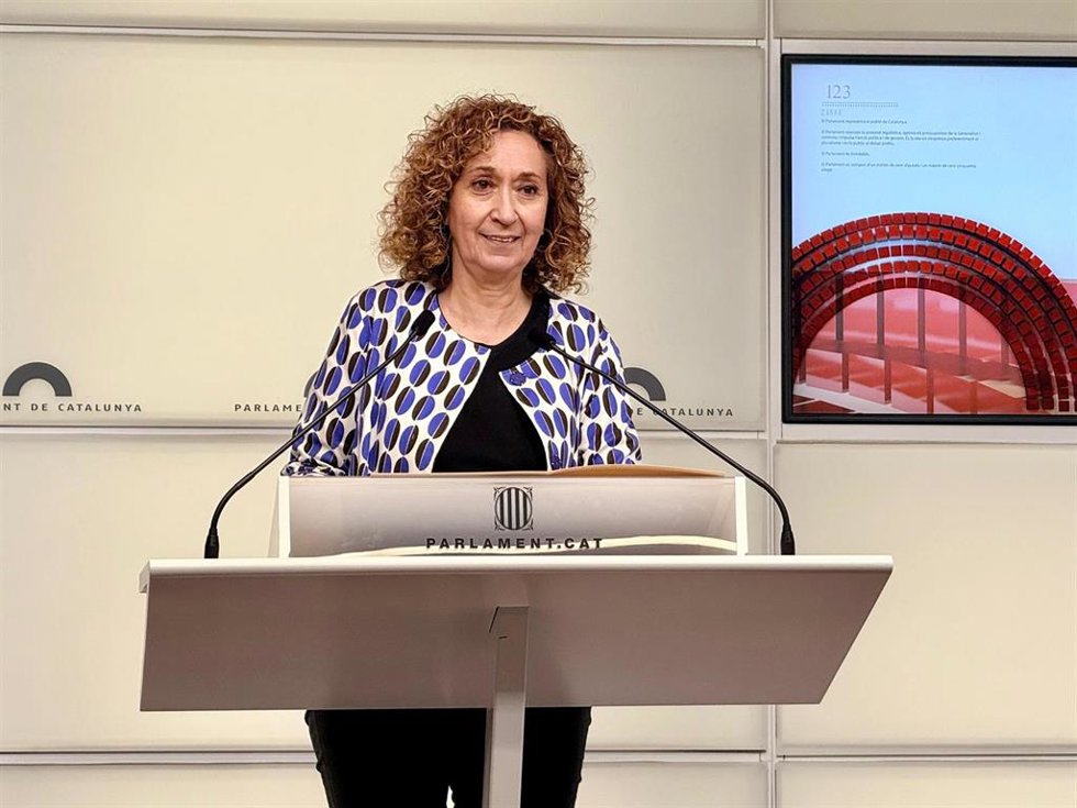 La portavoz de ERC en el Parlament, Ester Capella, en rueda de prensa.