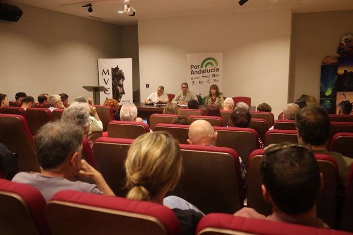 El diputado y coordinador general de IU-A, Toni Valero; el candidato número 1 de Por Andalucía por Málaga, Ernesto Alba; la coordinadora provincial de IU, Toni Morillas; y la también candidata María José Torres, en un acto en Antequera