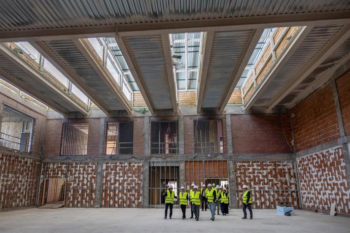 El presidente autonómico, Emiliano García-Page, visita en Toledo, las obras del nuevo edificio del Servicio de Atención y Coordinación de Urgencias y Emergencias 1-1-2- de Castilla-La Mancha.