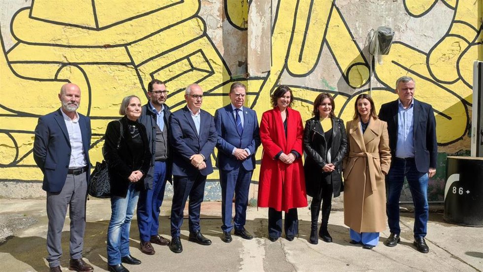 Archivo - El alcalde de Oviedo, Alfredo Canteli, con el equipo organizador de la candidatura de Oviedo como Capital Europea de la Cultura en 2031.