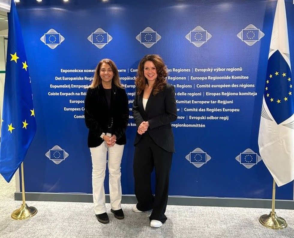 La presidenta de la Associació Catalana de Municipis (ACM), Meritxell Budó, con la presidenta del Comité Europeo de las Regiones (CdR), Kata Tüttö