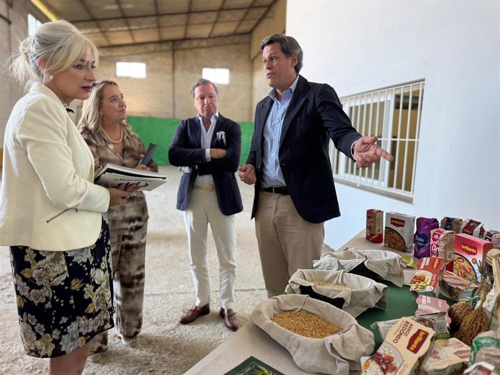 La candidata del PP por Sevilla al Parlamento de Andalucía, Patricia del Pozo, en una reunión de la candidata con la Federación de Arroceros de Sevilla.