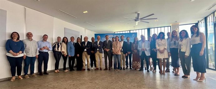 La Consejera, Carmen Conesa, Con Los Asistentes A La Presentación De La Campaña De Promoción Turística Regional Para El Verano 2026