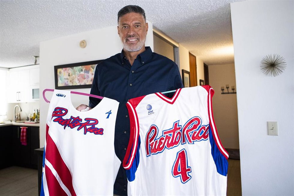 Archivo - El exjugador de baloncesto puertorriqueño José 'Piculín' Ortiz