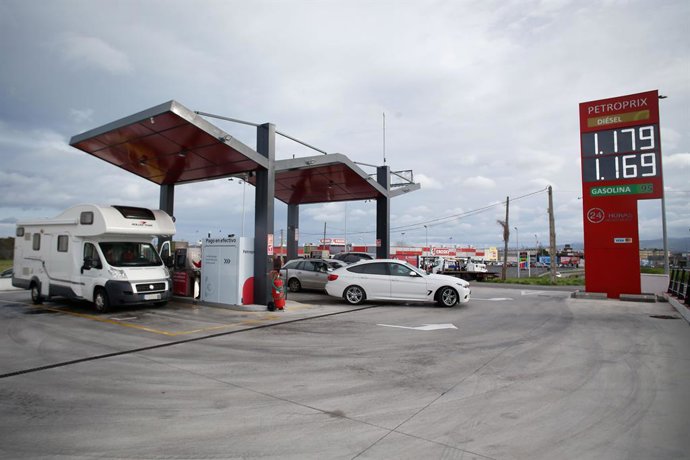 Archivo - Vehículos en una gasolinera 